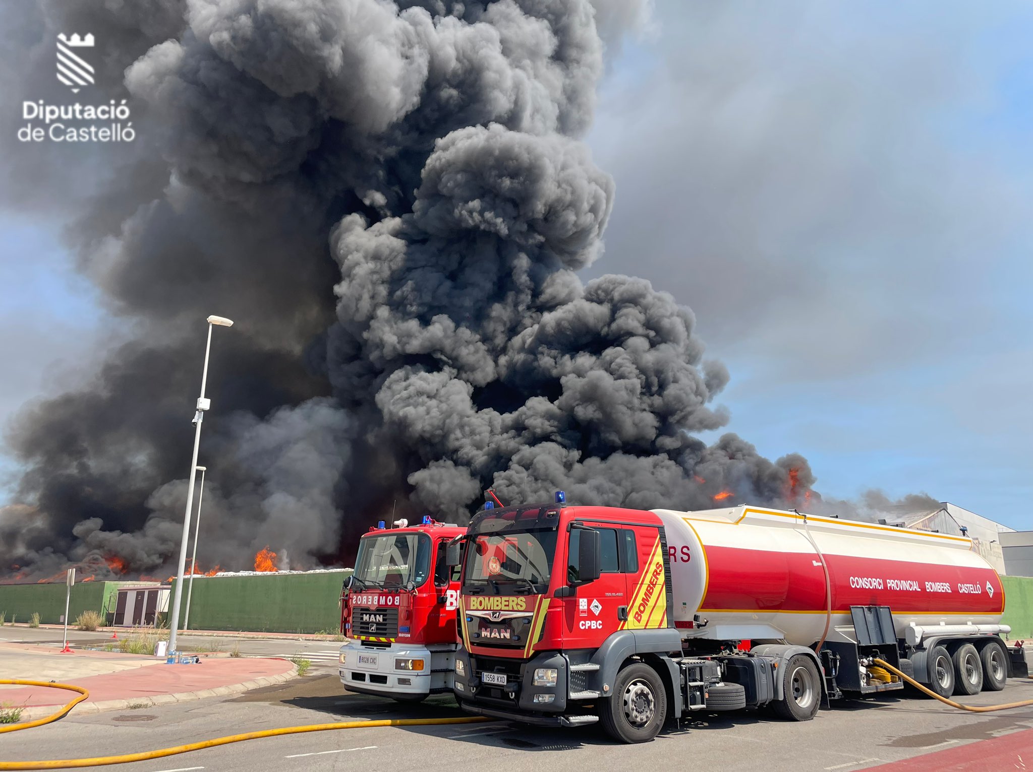 Galería gráfica de El incendio en un antiguo desguace de Almassora, en imágenes