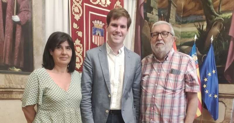 El alcalde Ernesto Pérez (d), la concejala de servicios sociales Marisa Capilla y el alto cargo de la Generalidad Valenciana Enric Juan Alcócer