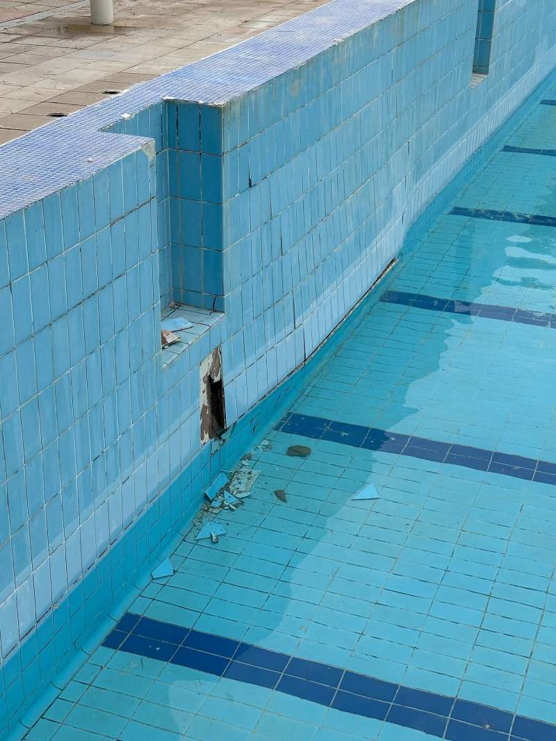 Daos en el vaso de la piscina. EPDA