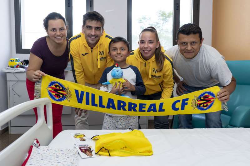 El delantero Gerard Moreno (2iz) durante la visita al Villarreal a los hospitales del este jueves, en una imagen facilitada por el club castellonense. EFE
