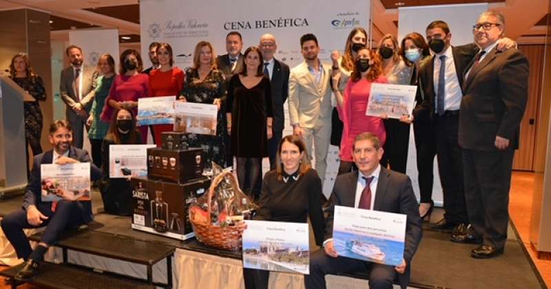 Miembros de la Junta Directiva de Propeller Valencia con los premiados durante la rifa solidaria. EPDA