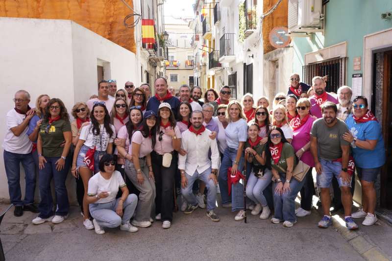 Marta Barrachina junto a afiliados en las fiestas de Navajas. EPDA