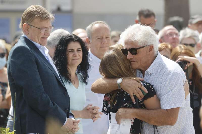 El president de la Generalitat, Ximo Puig, junto a familiares y allegados de las vÃ­ctimas del buque Proof Spirit durante el acto. / EPDA