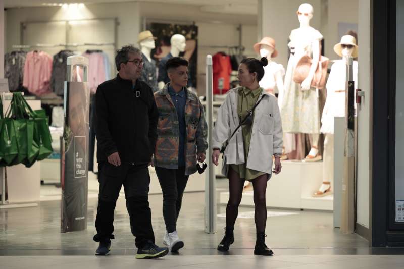 Consumidores sin mascarilla en un centro comercial de Valencia.EFE/ Biel AliÃ±o/Archivo
