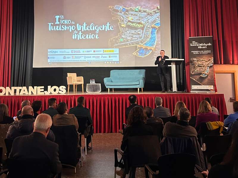 El alcalde de Montanejos, Miguel Sandalinas, durante el acto. EPDA