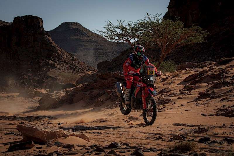  El piloto Joan Barreda durante la novena etapa del Rally Dakar 2022, este martes en Wadi Ad Dawasiri. /EFE