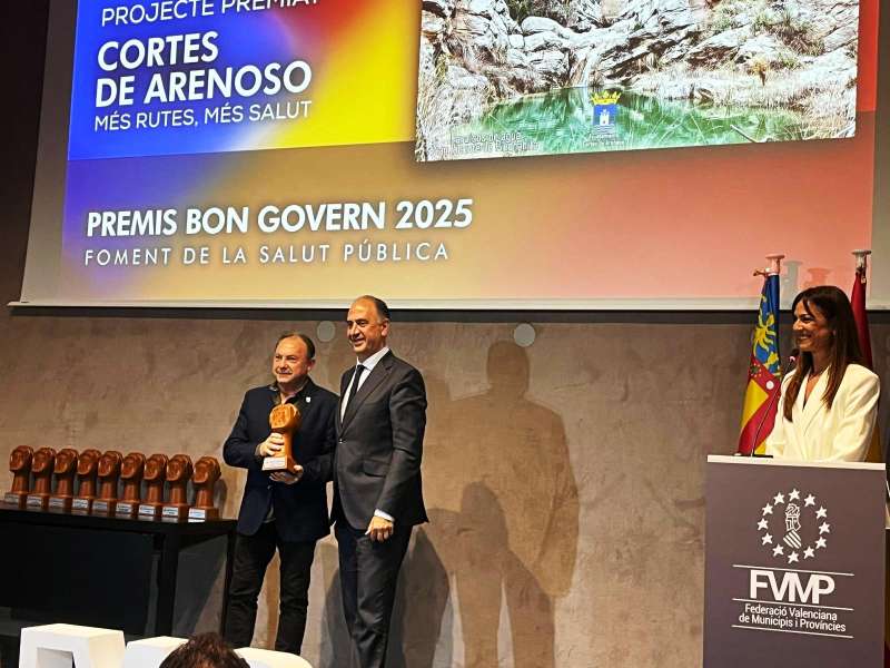El alcalde de Cortes de Arenoso, D. Florencio Catal�n Bag�n, recogiendo el premio en la VIII edici�n de los Premios Buen Gobierno.  EPDA