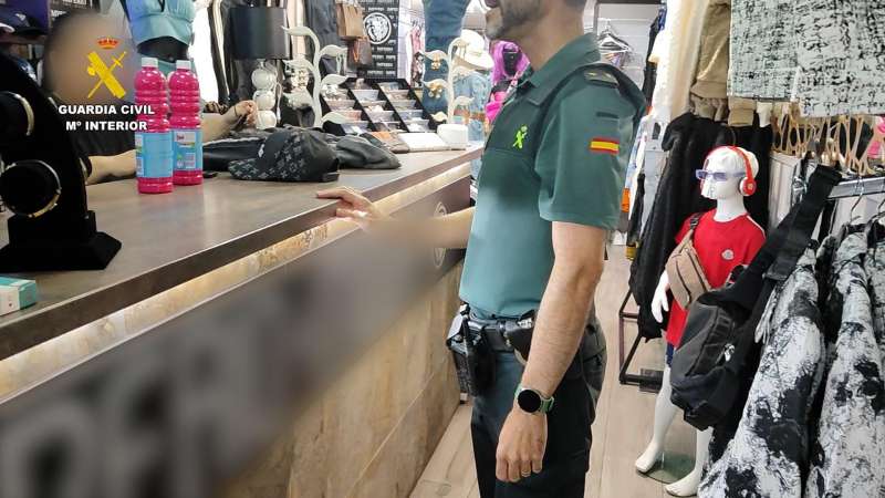 Imagen de un guardia civil en un establecimiento donde se han intervenido artculos presuntamente falsificados. EFEGuardia Civil