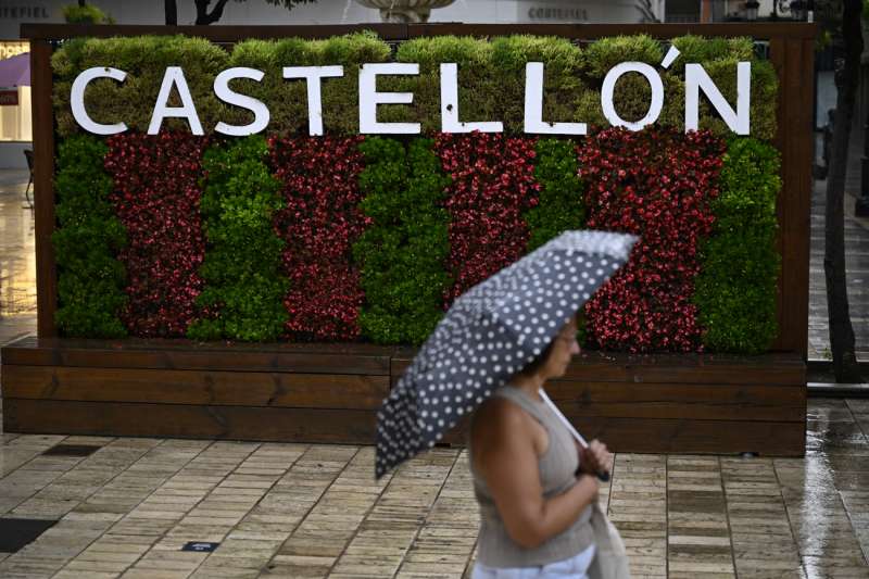 Una mujer cruza una calle de la ciudad de Castelln bajo una intensa lluvia. EFEAndreu EstebanArchivo
