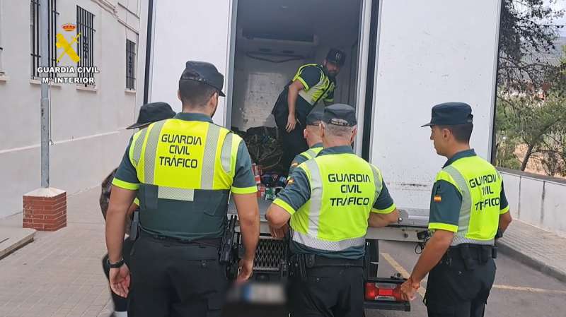 Guardias Civiles registran el camin del conductor detenido en Castelln. EFEGuardia Civil
