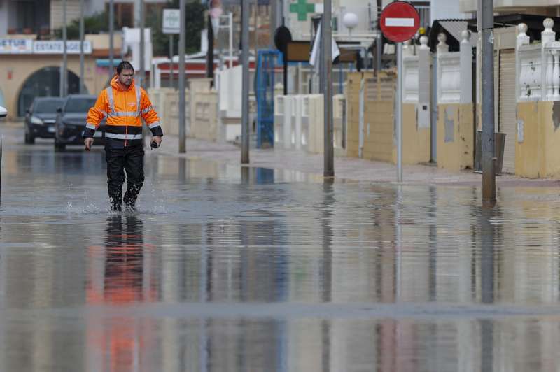 Un miembro de proteccin civil recorre una calle anegada. EFEManuel Bruque

