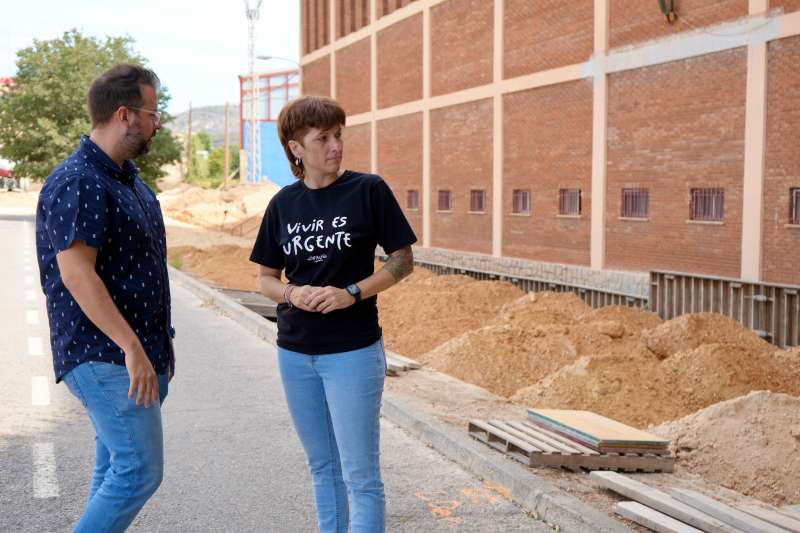 La regidora dEsports, Amparo Segura, i el regidor dUrbanisme, Robert Tena, visiten les obres del pavell. EPDA