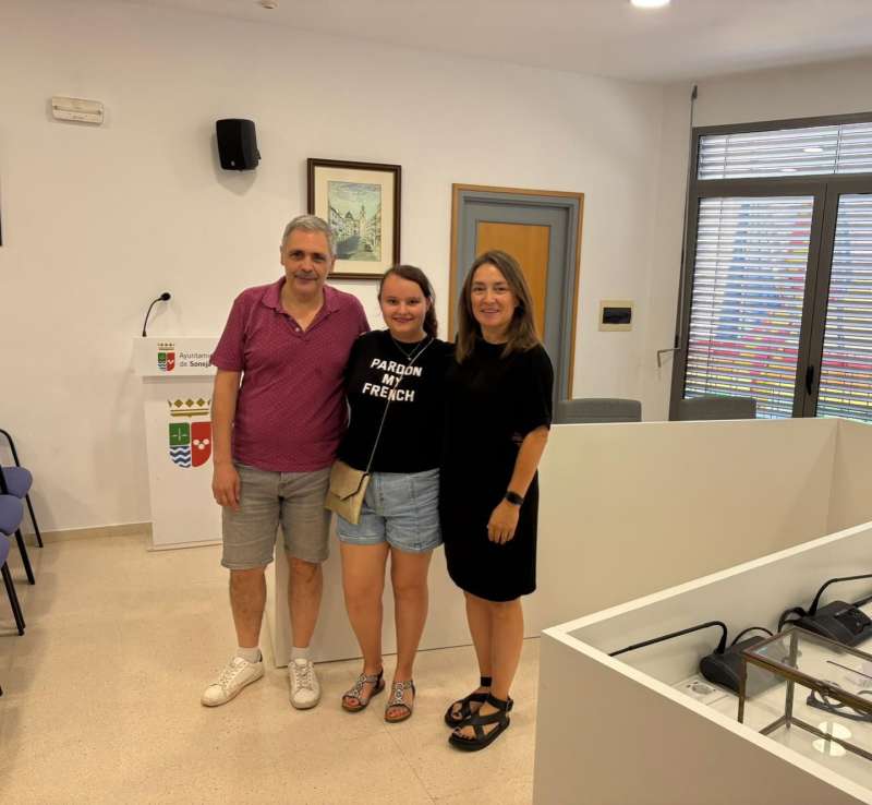 Reina de las fiestas junto al alcalde y la concejala de fiestas. EPDA