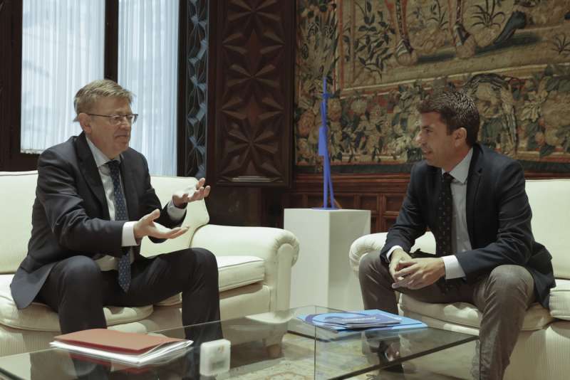 El president de la Generalitat, Ximo Puig , recibe en el Palau al presidente del PPCV, Carlos MazÃ³n. /EFE
