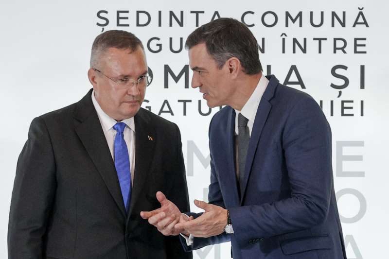 El presidente del Gobierno, Pedro SÃ¡nchez, y el primer ministro rumano, Nicolae Ciuca./EFE /Manuel Bruque