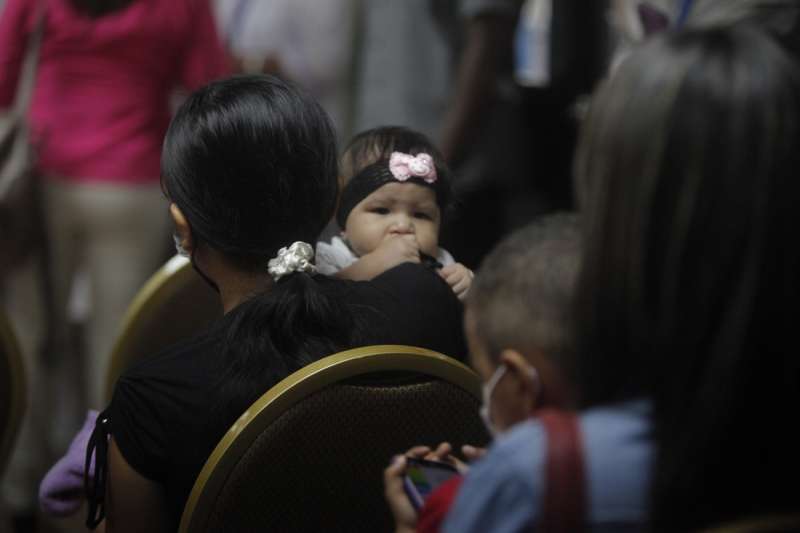 Un bebÃ© espera con su madre a recibir una vacuna. EFE/Carlos Lemos/Archivo
