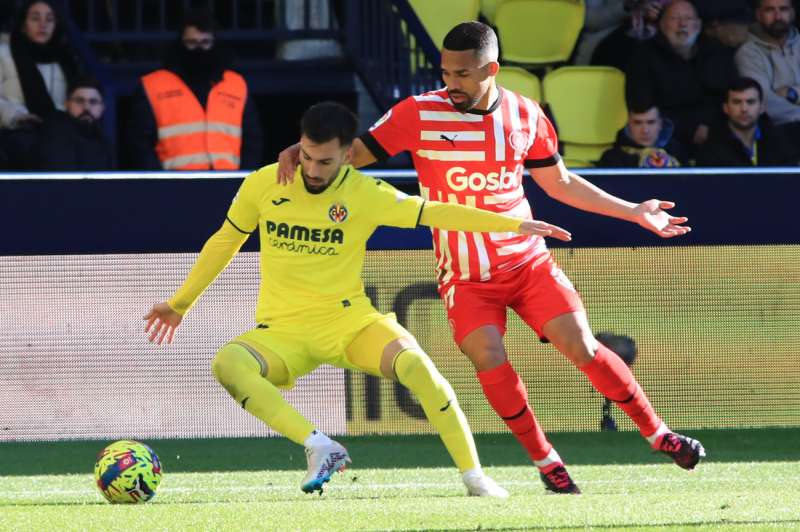 El centrocampista del Villarreal Alex Baena pelea un balón con un rival. EFE/ Domenech Castelló/Archivo
