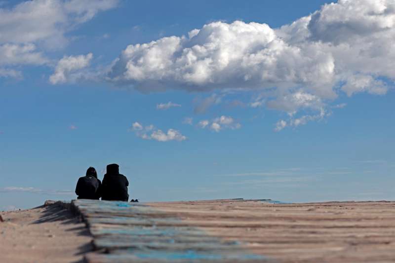 Dos jóvenes en la playa de la Malvarrosa de València. EFE/Ana Escobar/Archivo
