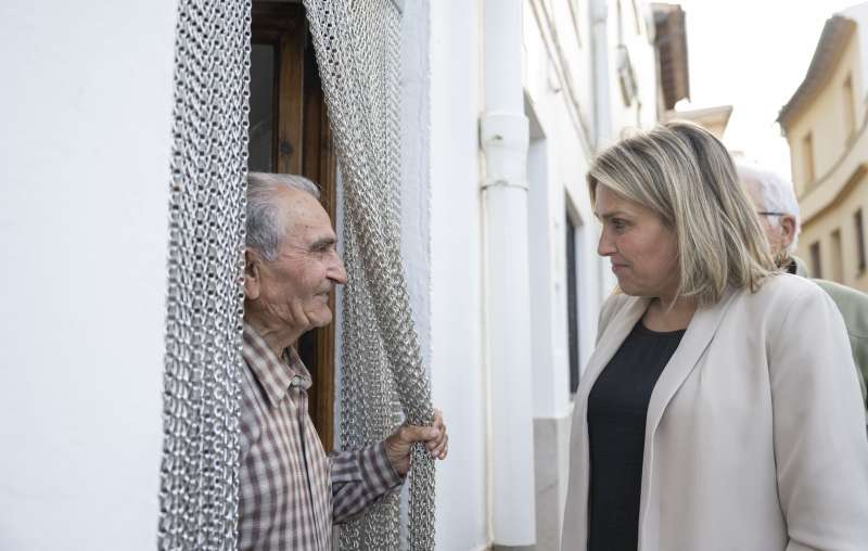 La presidenta de la Diputaci, Marta Barrachina, visita una persona major. EPDA