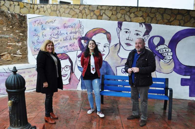 El alcalde de Sant Joan de Moró, Vicente Pallarés, con la concejala Ana Lidón Pallarés y la autora del mural, Ana Beltrán/EPDA
