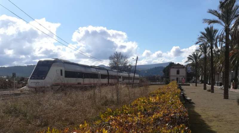 Tren de pasajeros llegando a la estación de Segorbe