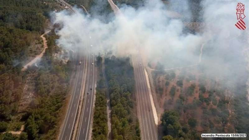 Foto cedida por Emergencias de la Generalitat del incendio forestal de Santa Magdalena de Pulpis, que ha obligado a cortar la autopista AP-7.