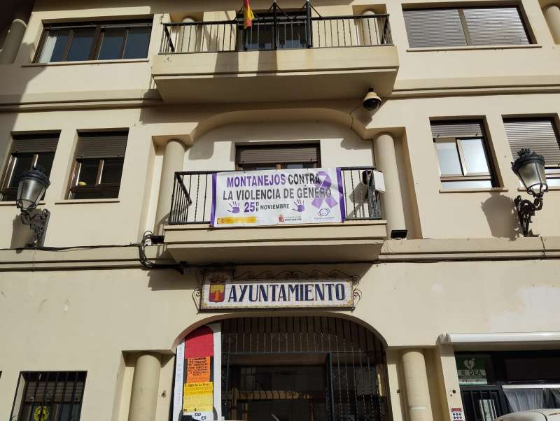 Ayuntamiento de Montanejos con la pancarta del 25N. EPDA