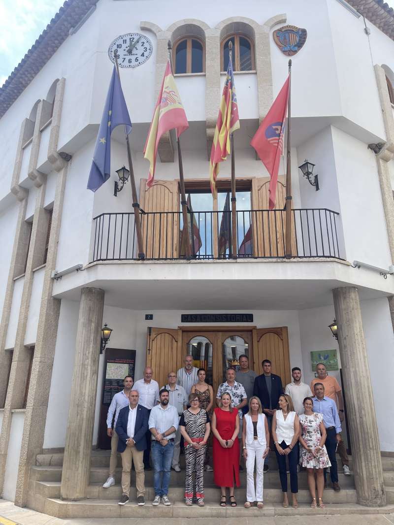 Los participantes del acto a las puertas del ayuntamiento. EPDA