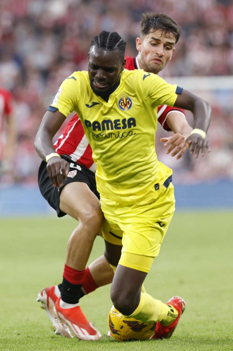 El centrocampista del Villarreal Bertrand Traor (d en accin en un partido. EFE  Miguel Toa Archivo

