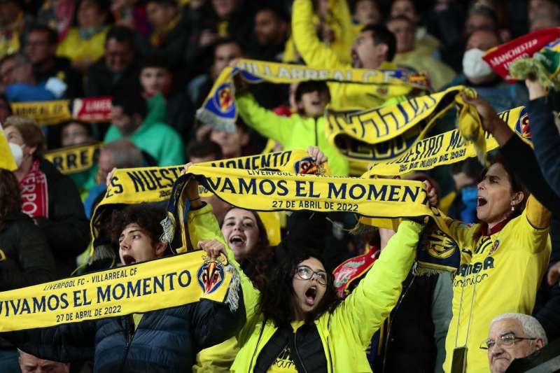 Aficionados del Villarreal animan a su equipo. EFEArchivo
