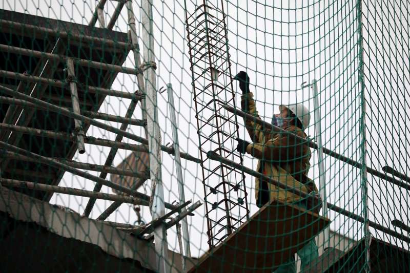 Trabajadores de la construcción colocan una estructura de metal. EFE/ Ana Escobar/Archivo
