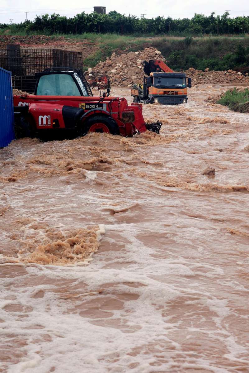 Bomberos de Castelln trabajan en una crecida de agua. ArchivoEFE Domenech Castell