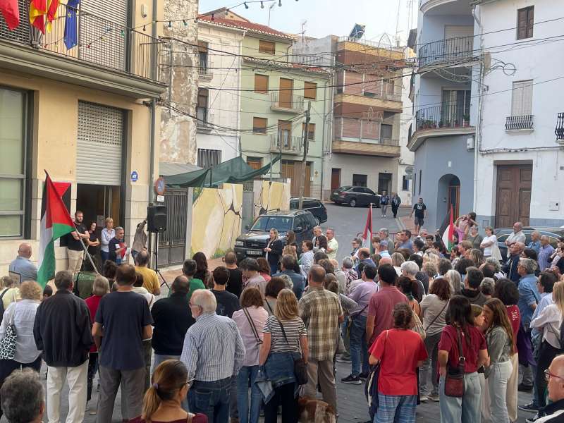 Un centenar de personas participaron en la protesta. J. GINS