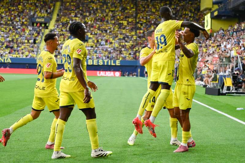 El centrocampista canadiense del Villarreal Tachon Buchanan (d) celebra un gol. EFEArchivo
