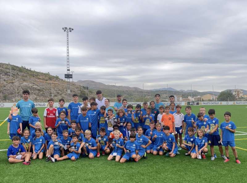 Javi Guerra junto a los participantes del campus y sus monitores. J. GINS