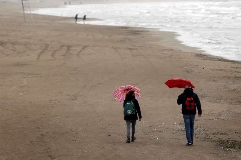 Dos personas pasean por la playa de la Malvarosa. EFE/Kai FÃ¶rsterling
