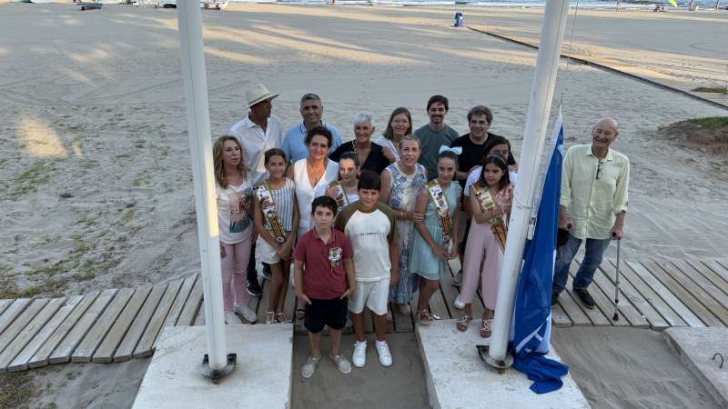 Las reinas de las fiestas, Paula Marin Ferrando y Raquel Fernndez Piqueres, y miembros de la corporacin municipal encabezada por la alcaldesa, Susana Marqus, han asistido al izado de banderas en la playa Voramar. EPDA