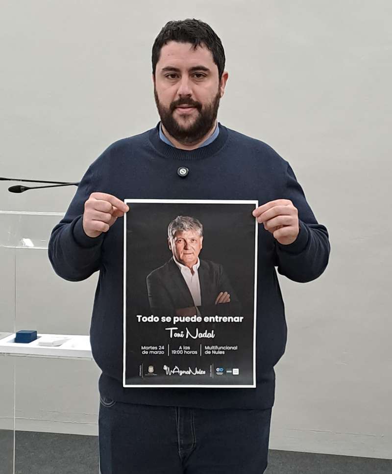El alcalde de Nules, David Garc�a, presenta el cartel de la conferencia de Toni Nadal en �gora Nules.  EPDA