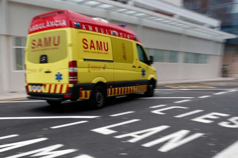 Imagen de archivo de una ambulancia del SAMU. EFE