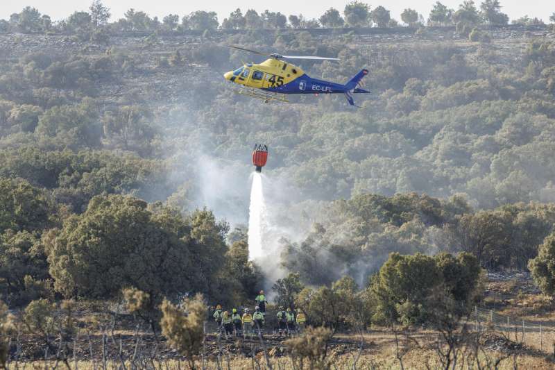 Imagen de archivo de un helicptero realizando labores de extincin en un incendio de Castelln. EFEBiel Alio