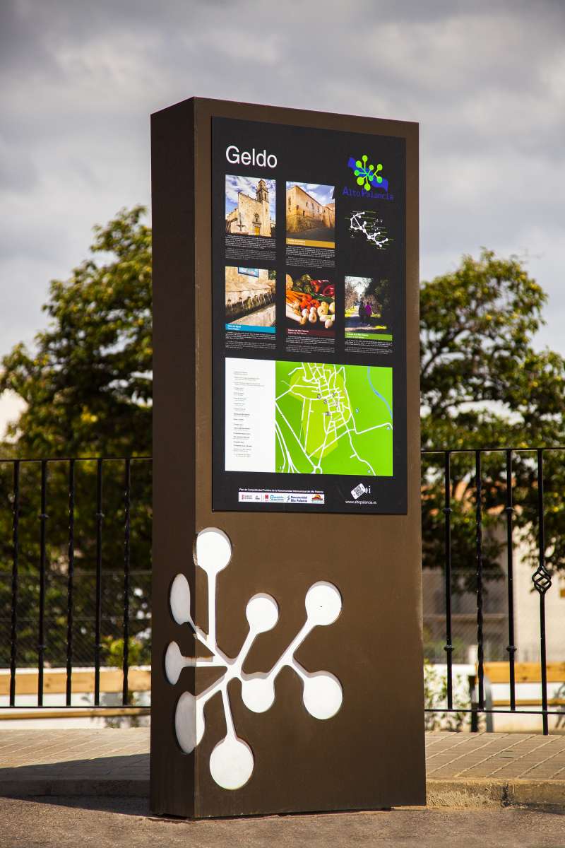 Totem de informaci�n tur�stica de Geldo. EPDA