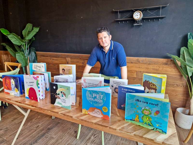 Miguel Alayrach posa con algunos de sus cuentos. EPDA
