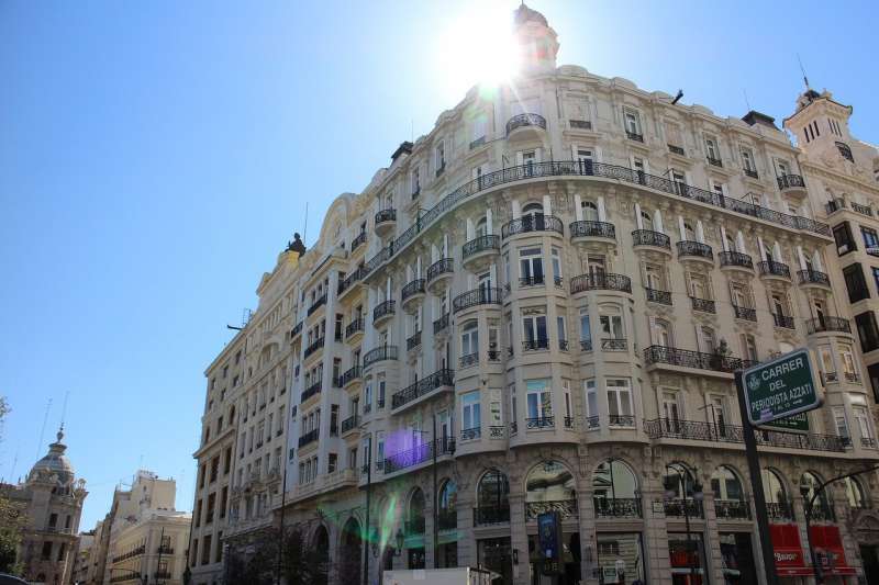Imagen de archivo de un dÃ­a soleado por las calles de Valencia. /EPDA