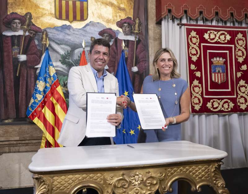 El president de la Generalitat, Carlos Mazn, i la presidenta de la Diputaci, Marta Barrachina, durant la firma del conveni. EPDA