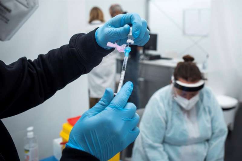 Sanitarios de Castellón se vacunan contra la covid-19.EFE