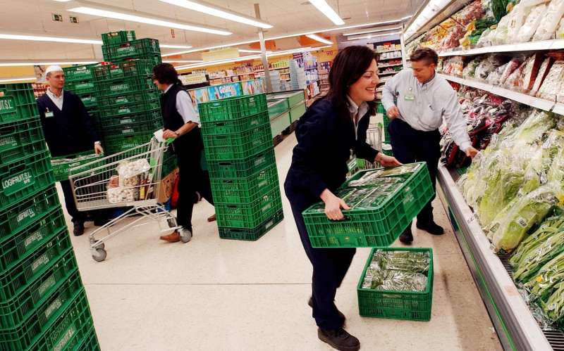 Varios trabajadores de Mercadona reponen verdura este mediodía en uno de los supermercados que la cadena tiene en el centro de Valencia. ARchivo/EFE /Manuel Bruque.
