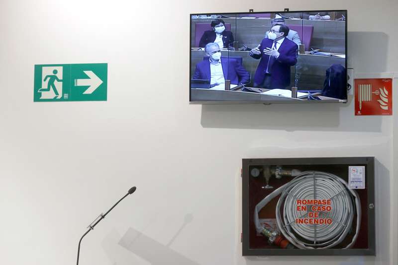  La intervenciÃ³n del conseller de Hacienda, Vicent Soler, reflejada en un monitor de televisiÃ³n en los pasillos de Les Corts, donde tiene lugar la sesiÃ³n de control. /EFE