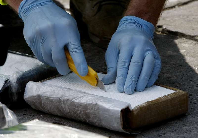 Imagen de archivo de una incautación policial de cocaína. EFE
