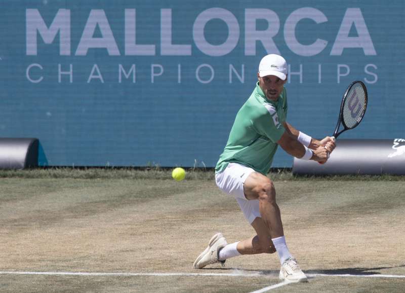 El tenista castellonense Roberto Bautista ante el griego Stefanos Tsitsipas en la final individual del Mallorca Championships. EFE/Jordi AvellÃ 