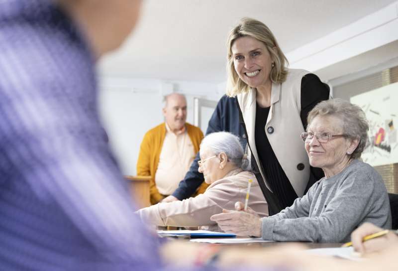 La presidenta de la Diputacin de Castelln, Marta Barrachina, en su visita a una asociacin de jubilados.  EPDA